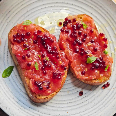 Pan con tomate topped with Balsamic Pearls